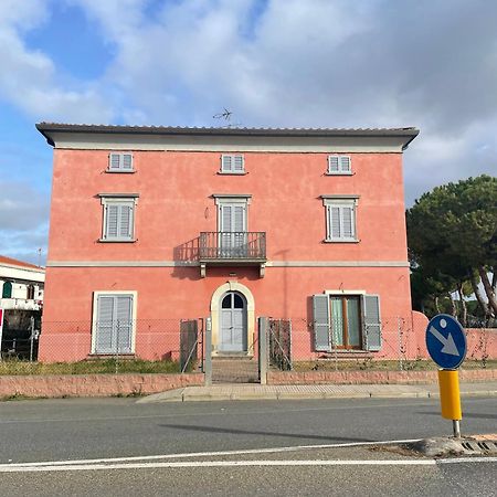 Casa Vacanze Le Due Torri Vada Extérieur photo